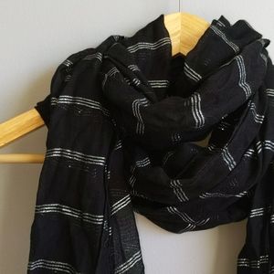 2/$20🌺 AEO black striped scarf
